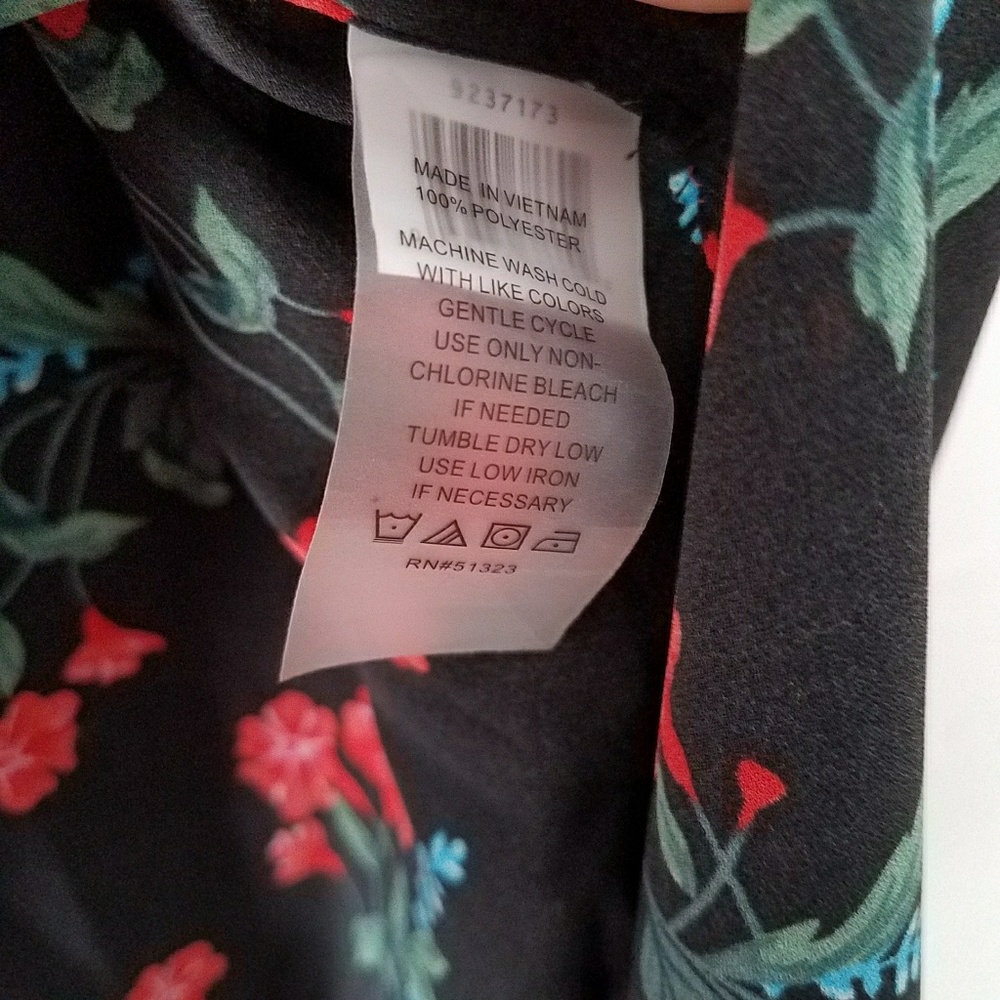 ❌Sold❌VINCE Camuto  Floral tunic TOP v NECK - Picture 7 of 8